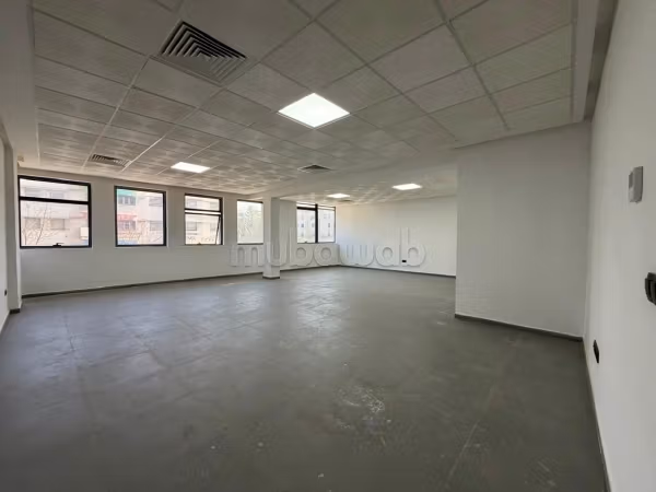 Beaux bureaux à louer à Médina. Superficie 310 m². Fenêtres avec double vitrage et porte blindée
