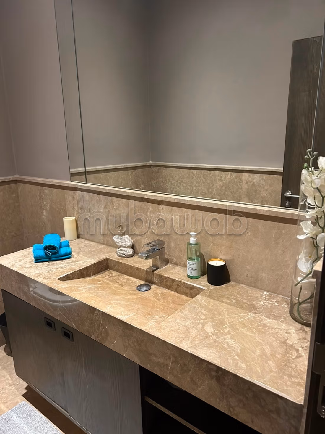 Location d'un appartement à Ville Verte.
Surface de 217 m².
Climatisation et piscine — 5