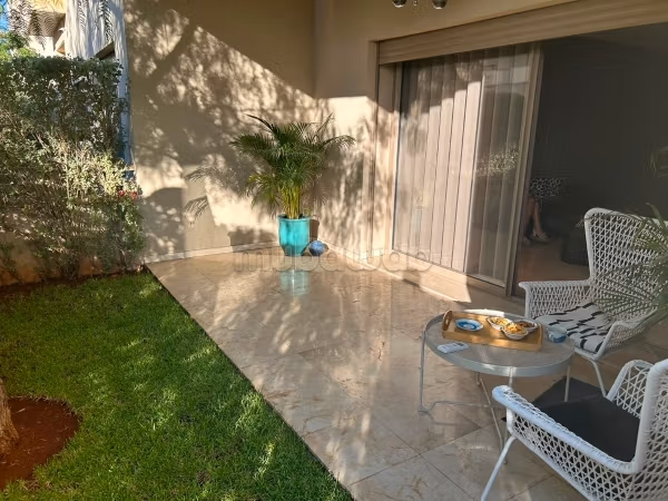 Location d'un appartement à Ville Verte. 
Surface de 217 m². 
Climatisation et piscine