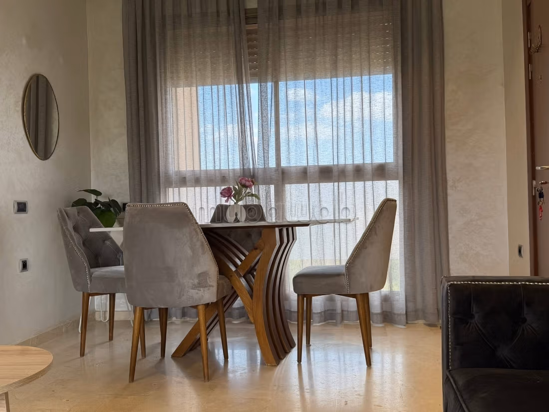 Louez cet appartement à Agdal. 
Surface de 97 m². 
Bien meublé — 2