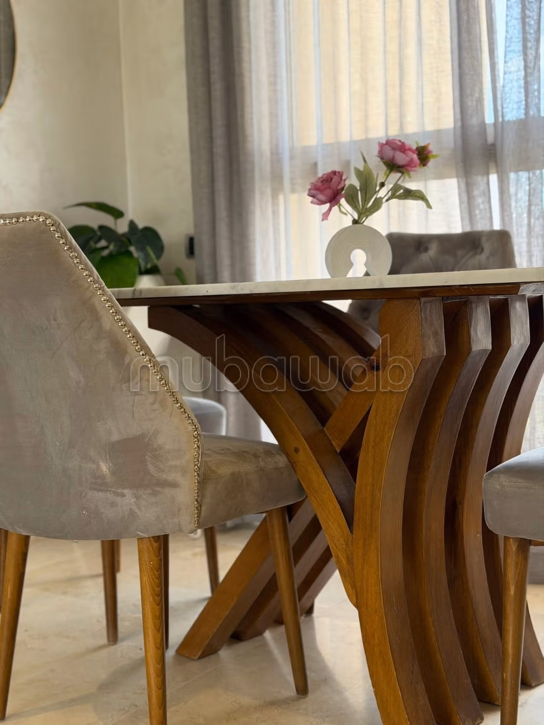 Louez cet appartement à Agdal. 
Surface de 97 m². 
Bien meublé — 5