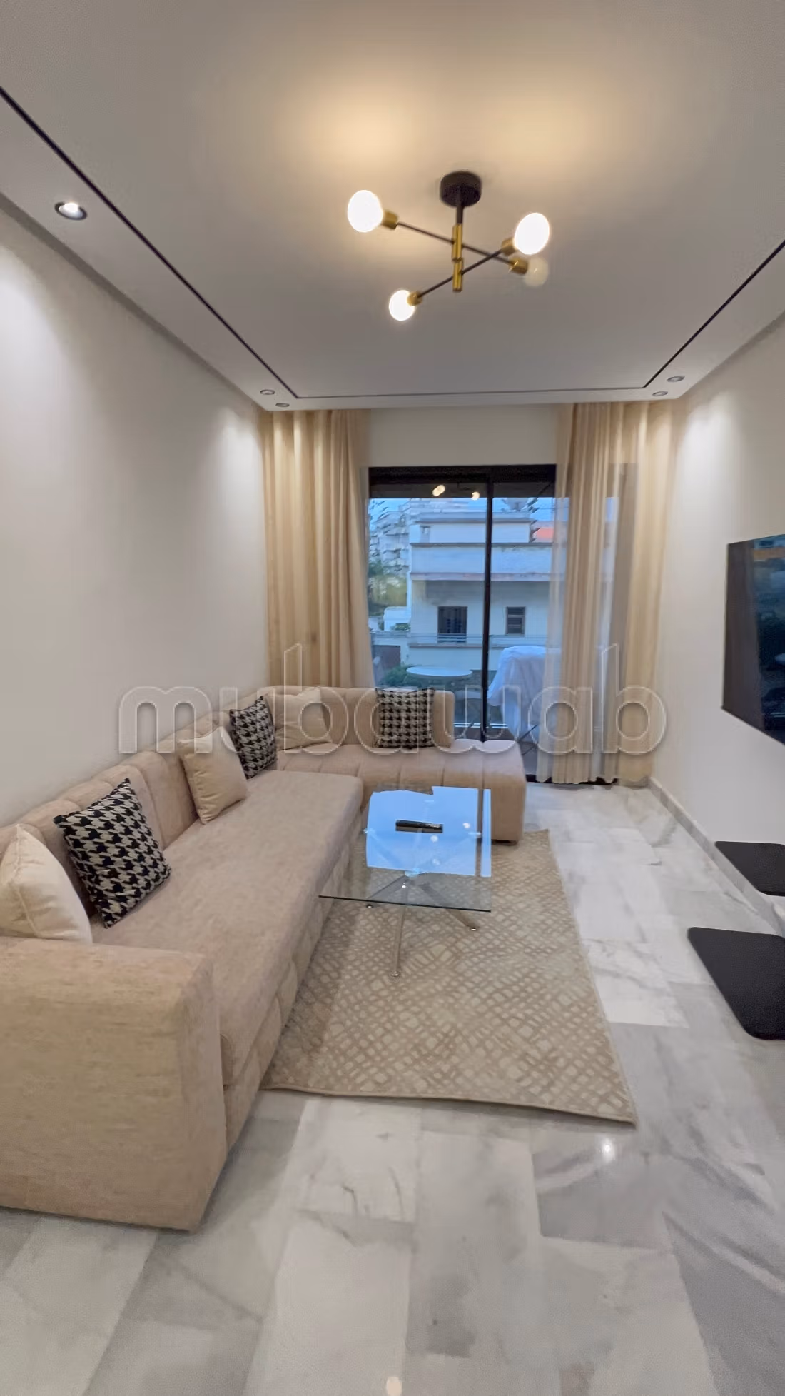 Très bel appartement en location à Palmier.
Surface de 58 m².
Meublé — 3