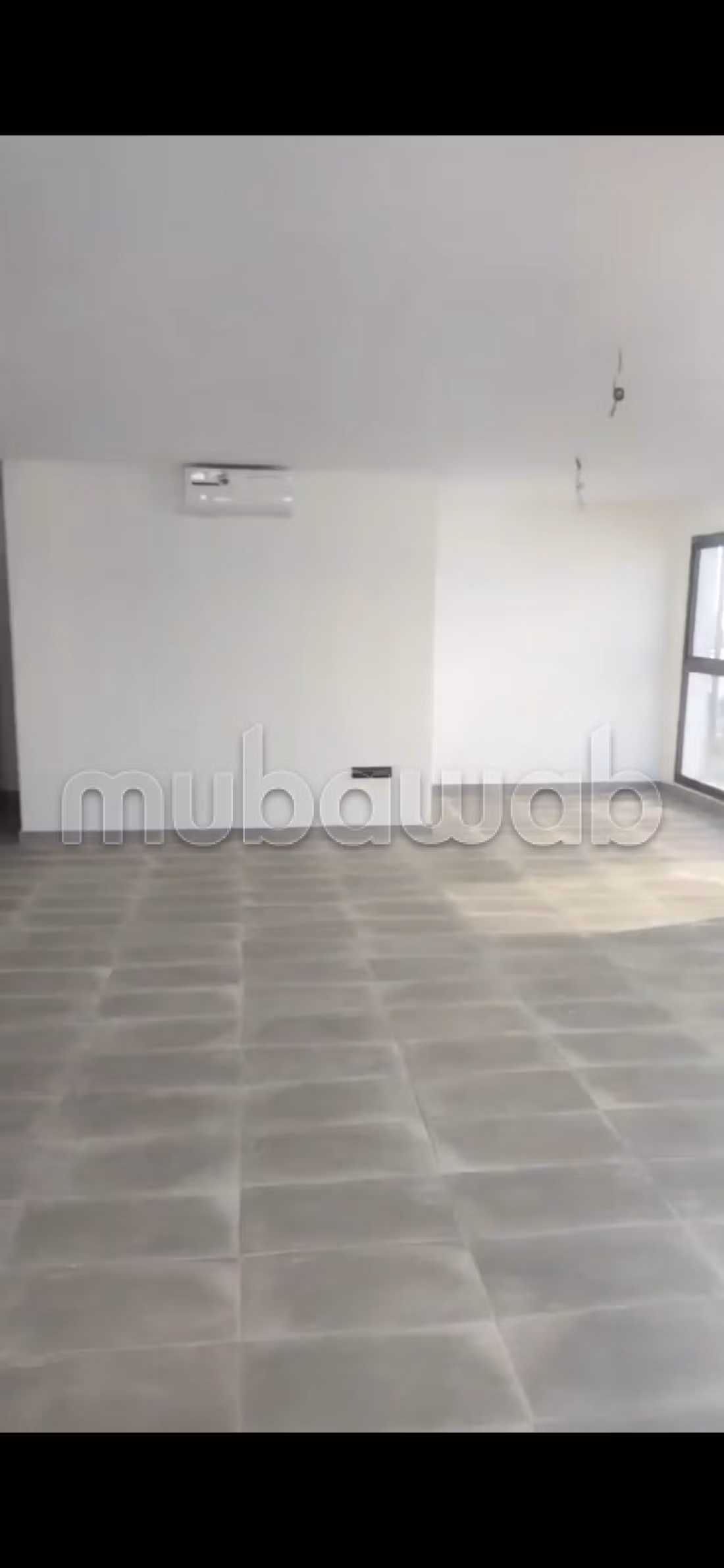 Location de bureaux à Hay Hassani. Surface de 75 m². Porte blindée et résidence sécurisée