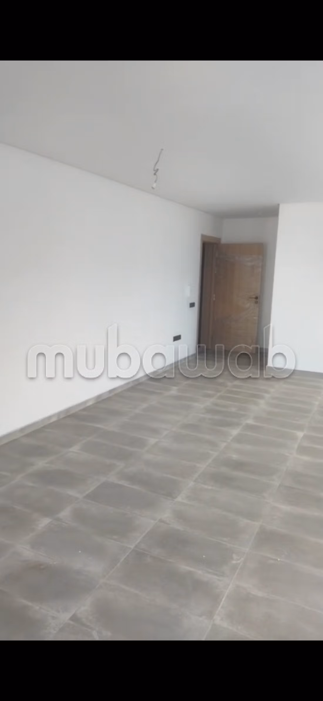 Location de bureaux à Hay Hassani. Surface de 75 m². Porte blindée et résidence sécurisée