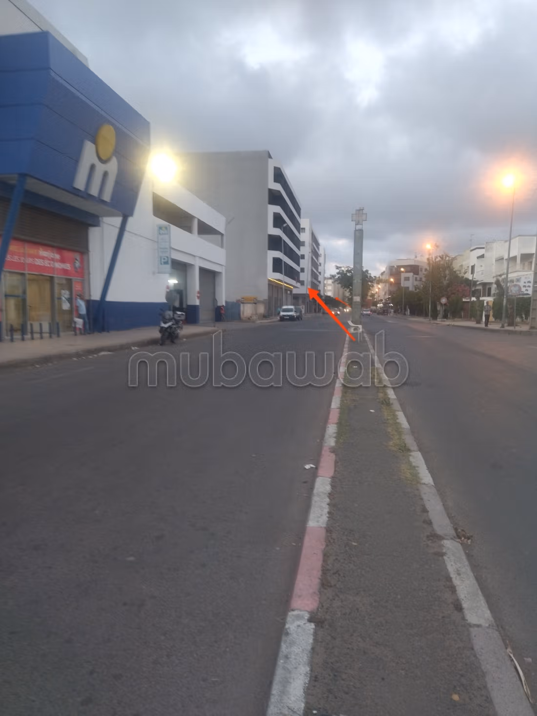 Location de bureaux à Hay Hassani. Surface de 75 m². Porte blindée et résidence sécurisée