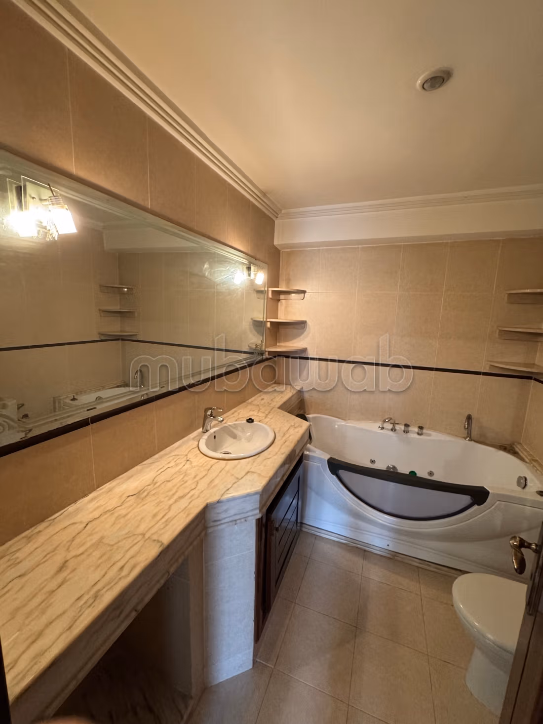 Superbe appartement à vendre à Hamria.
Superficie 130 m².
Cheminée et service de conciergerie