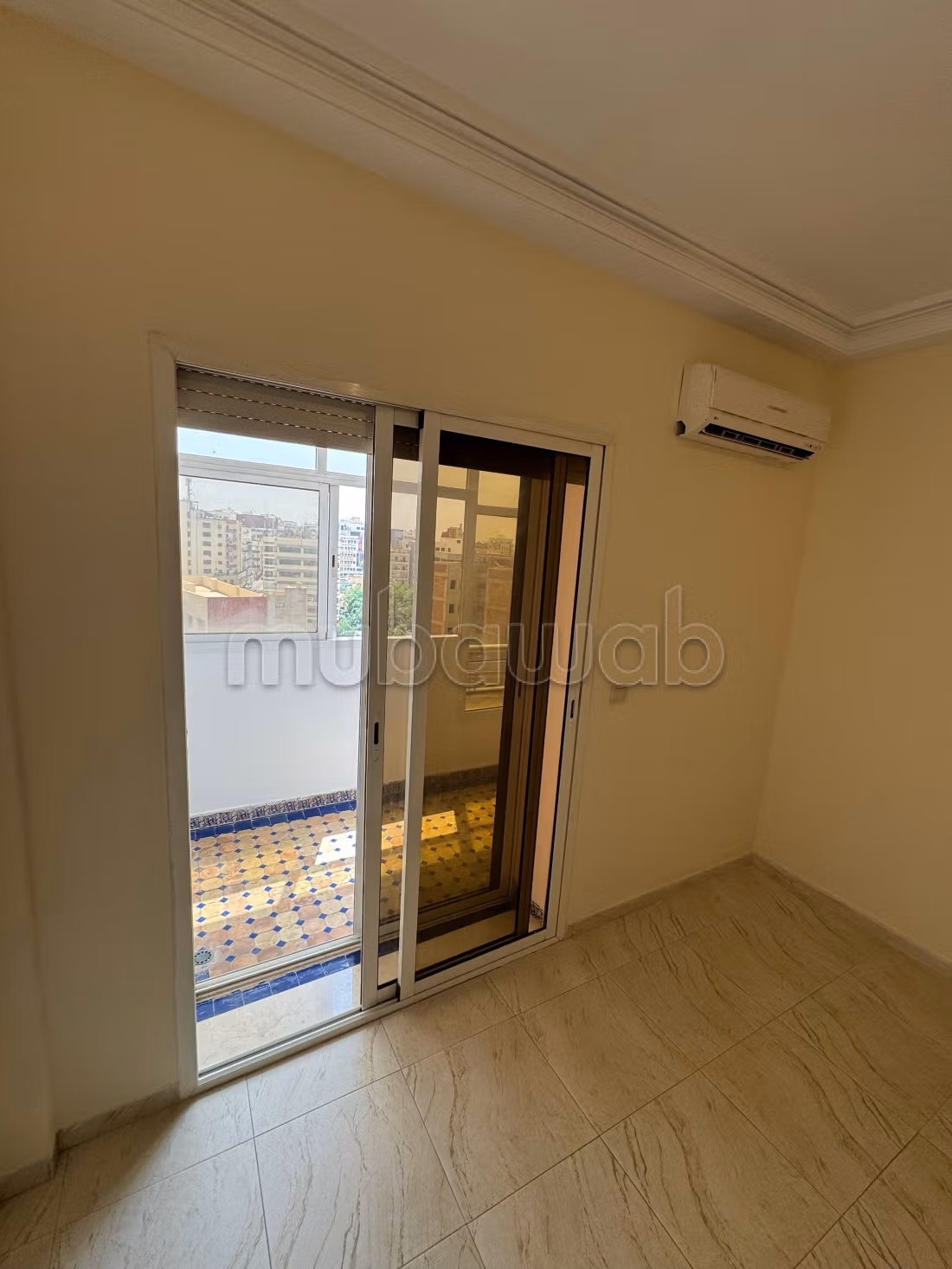 Superbe appartement à vendre à Hamria.
Superficie 130 m².
Cheminée et service de conciergerie