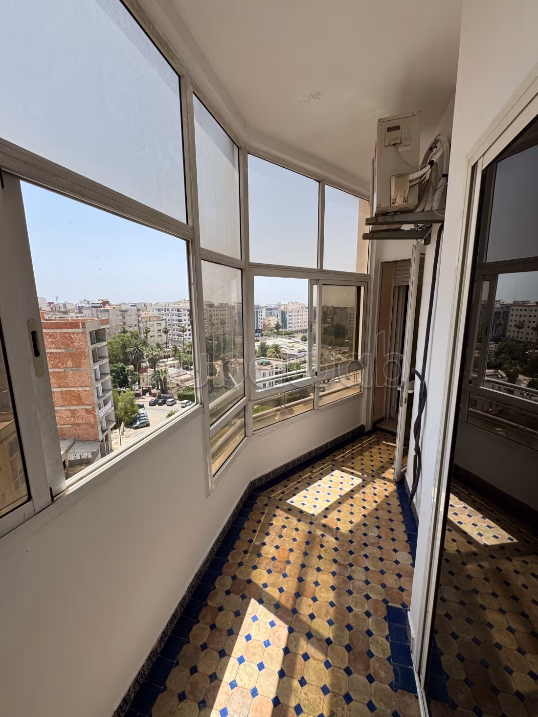 Superbe appartement à vendre à Hamria.
Superficie 130 m².
Cheminée et service de conciergerie
