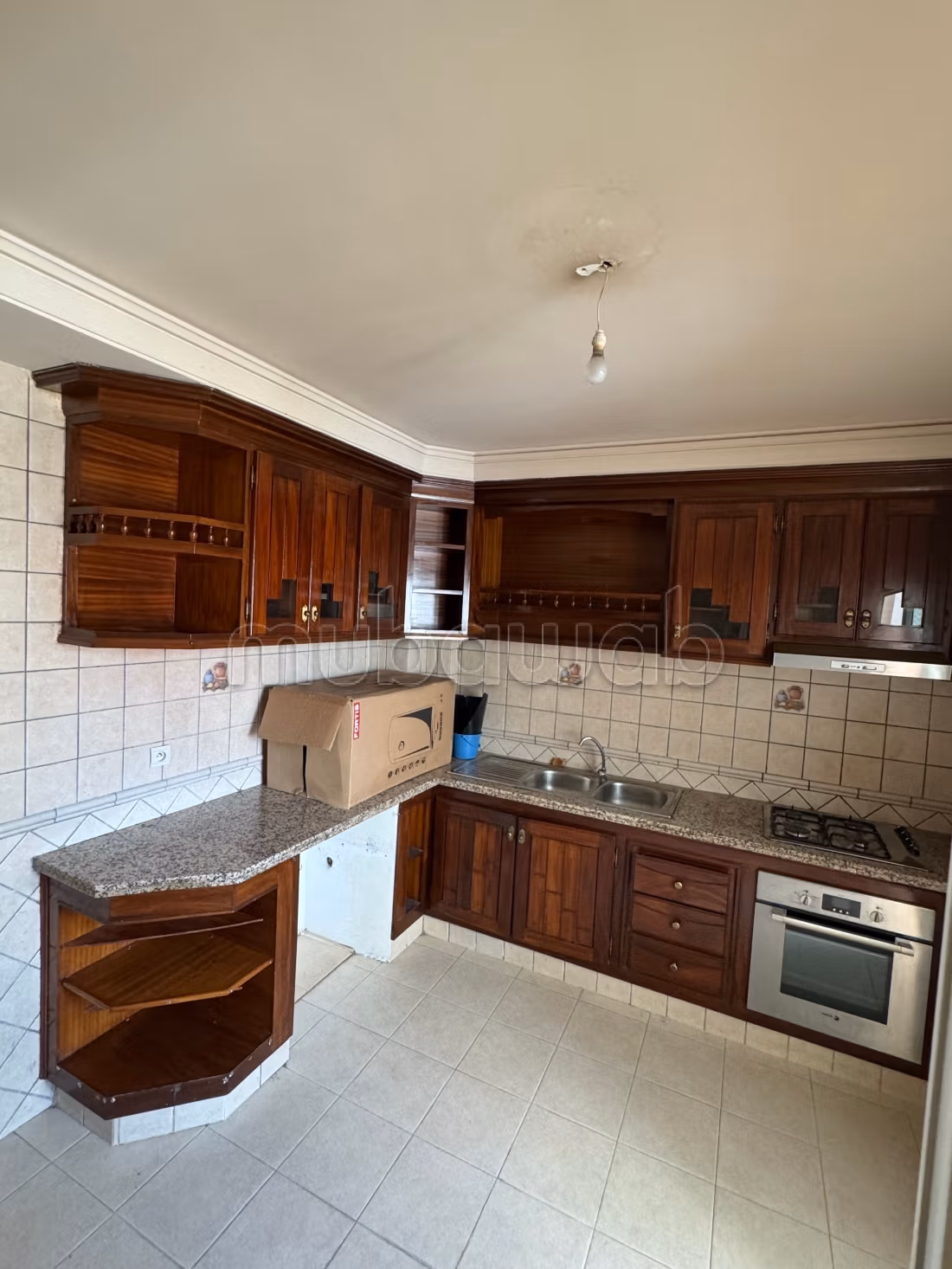 Superbe appartement à vendre à Hamria.
Superficie 130 m².
Cheminée et service de conciergerie