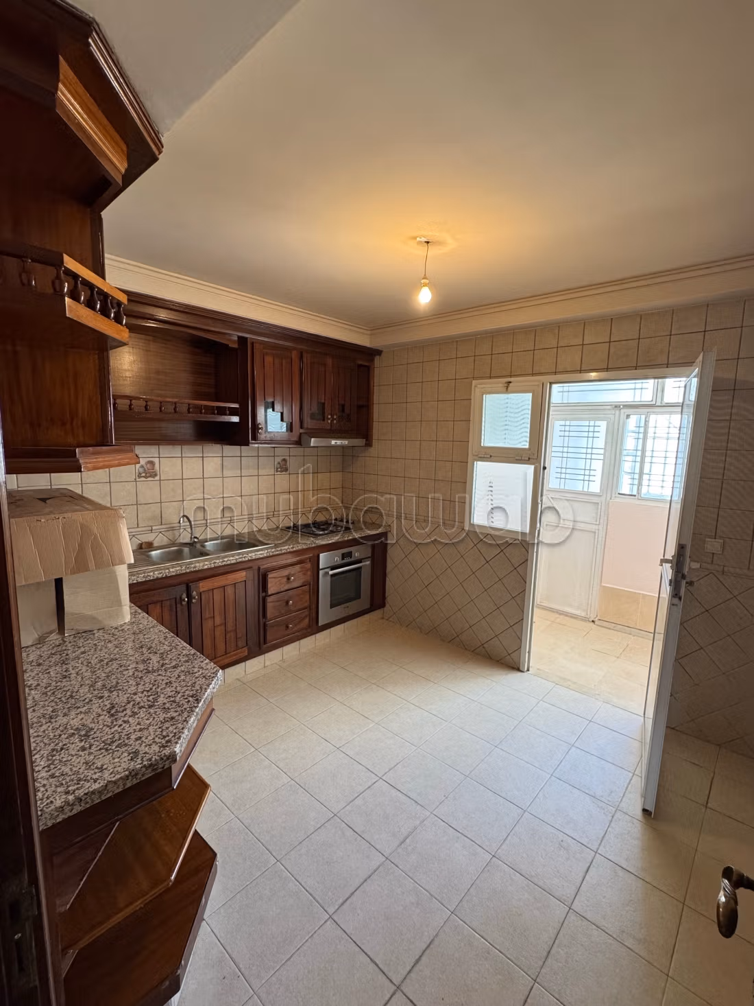 Superbe appartement à vendre à Hamria.
Superficie 130 m².
Cheminée et service de conciergerie