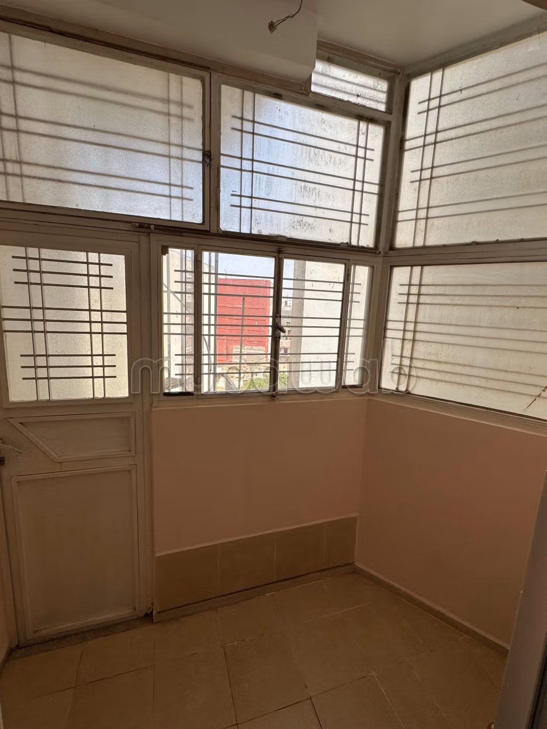 Superbe appartement à vendre à Hamria.
Superficie 130 m².
Cheminée et service de conciergerie