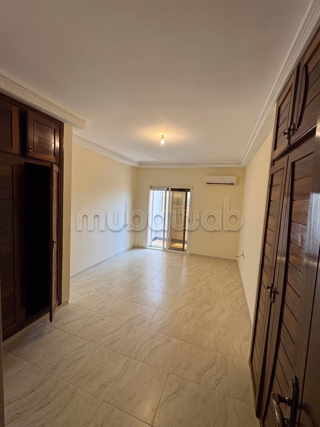 Superbe appartement à vendre à Hamria.
Superficie 130 m².
Cheminée et service de conciergerie