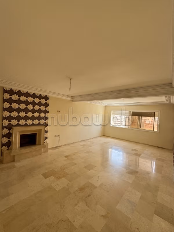 Superbe appartement à vendre à Hamria.
Superficie 130 m².
Cheminée et service de conciergerie