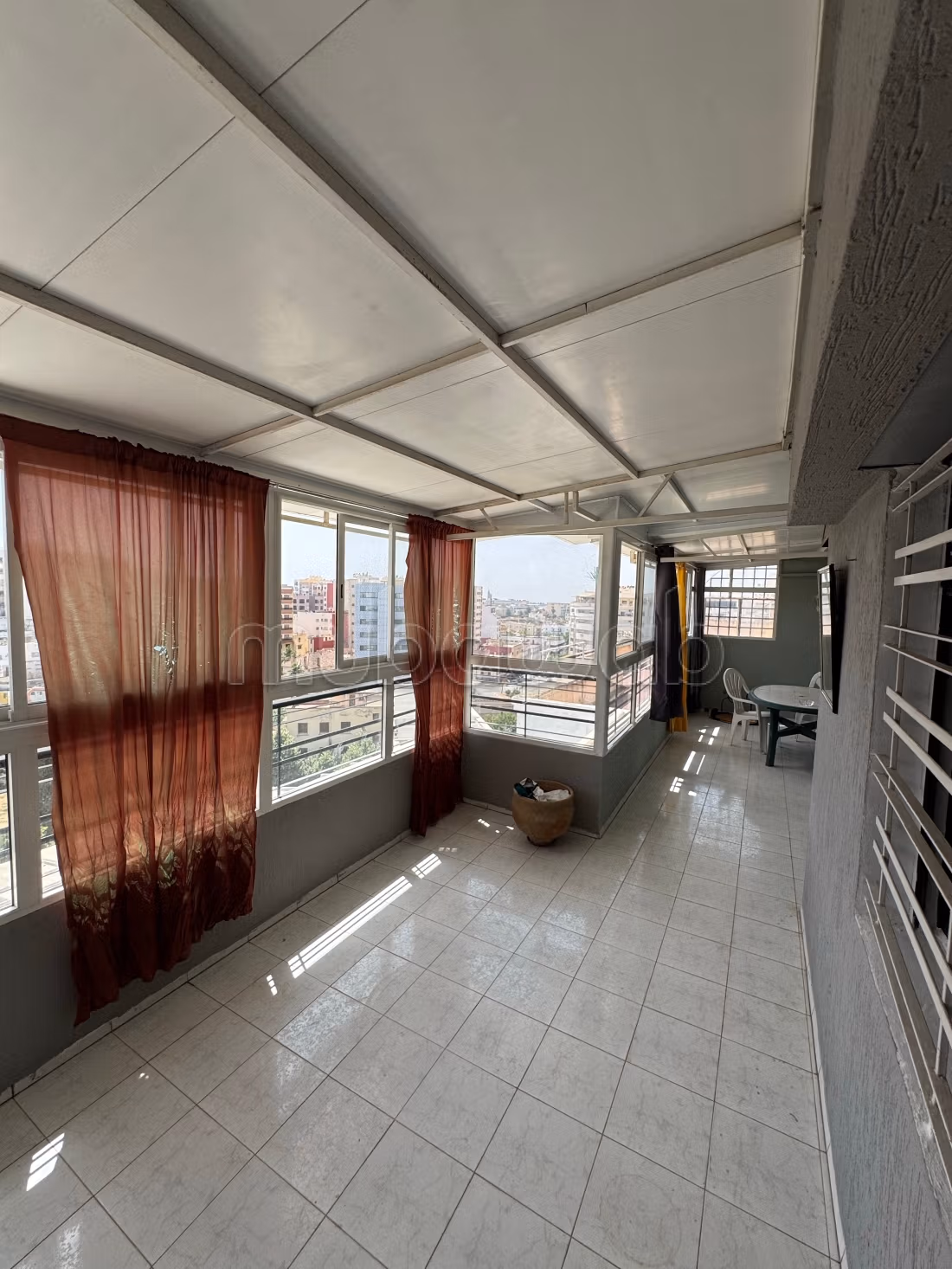 Vend appartement à Hamria. 6 grandes pièces. Environnement calme avec vue montagne, double vitrage