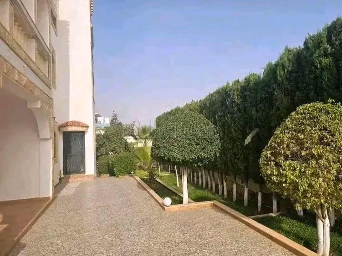 Villa di lusso in vendita a El-Houira. 7 camere. Ascensore e balcone