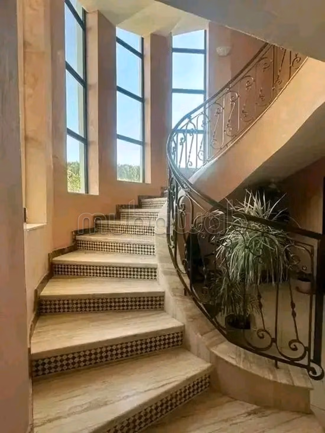 Villa di lusso in vendita a El-Houira. 7 camere. Ascensore e balcone
