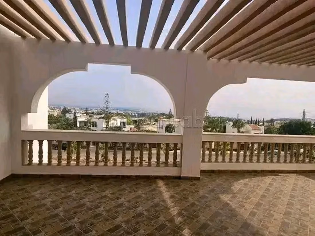 Villa di lusso in vendita a El-Houira. 7 camere. Ascensore e balcone
