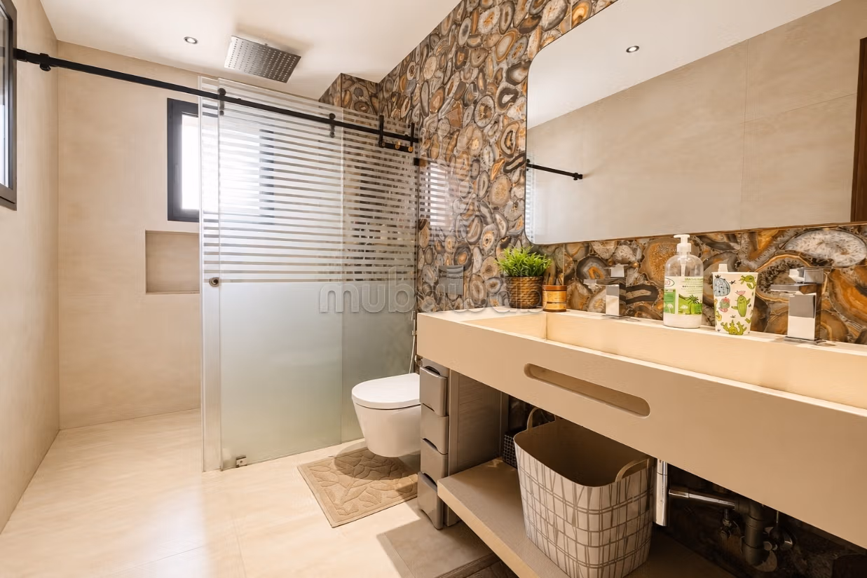 Stunning modern villa with 4 suites and a pool in Dar Bouazza