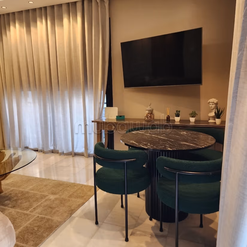 Appartement à louer à Maârif. 
2 grandes pièces. 
Meublé — 3