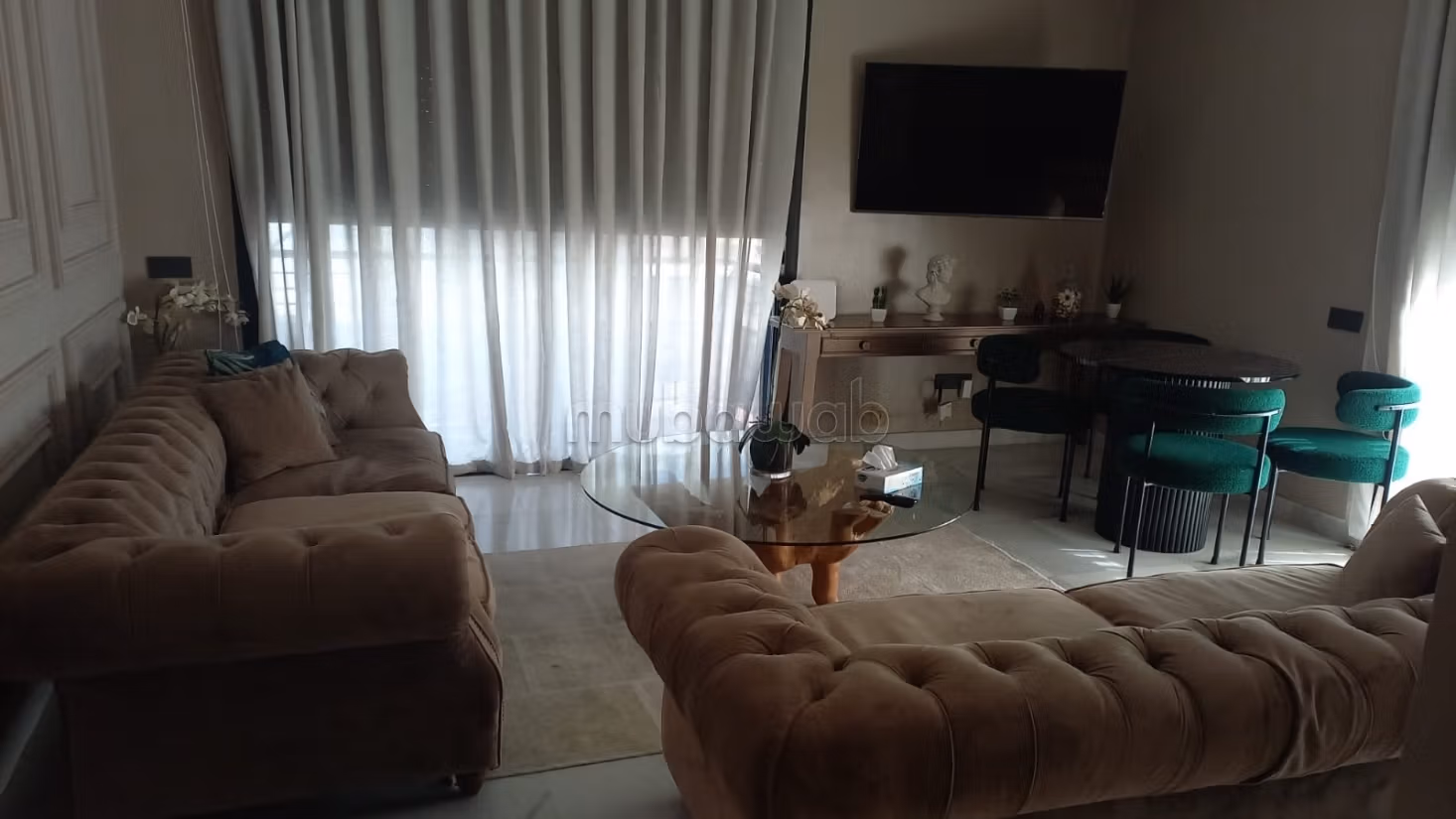 Appartement à louer à Maârif. 
2 grandes pièces. 
Meublé — 4