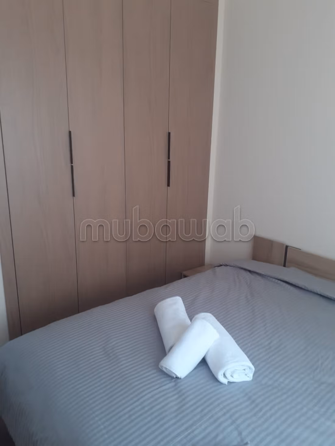Appartement à louer à Maârif. 
2 grandes pièces. 
Meublé — 5