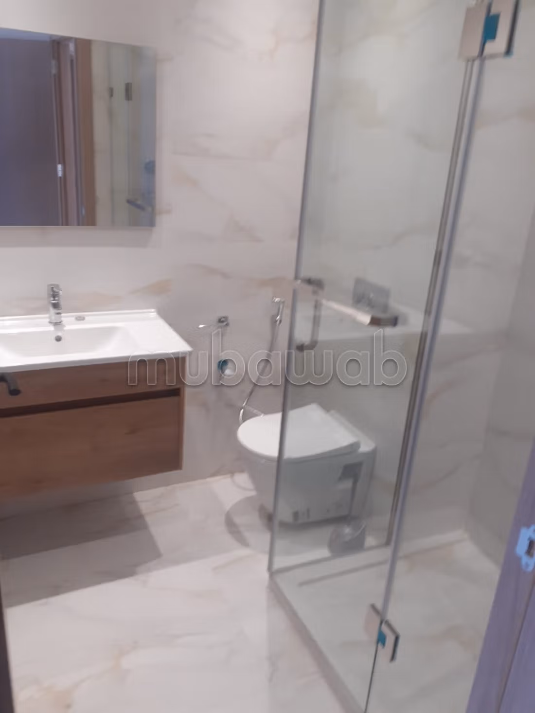 Appartement à louer à Maârif. 
2 grandes pièces. 
Meublé — 6