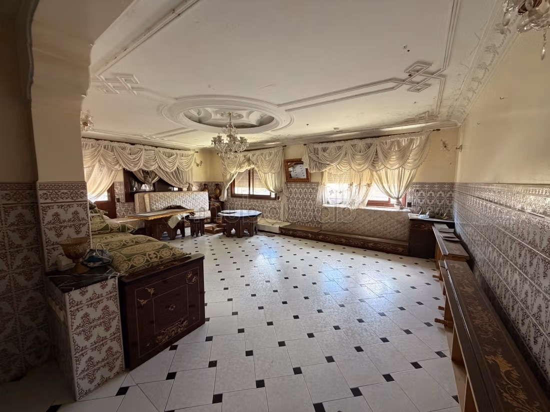 Villa's en luxe woningen kopen in Ain El Hayani. 
20 Ruimtes. Prachtig uitzicht op de bergen
