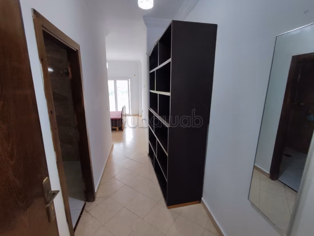 Een groot appartement te koop met tuin