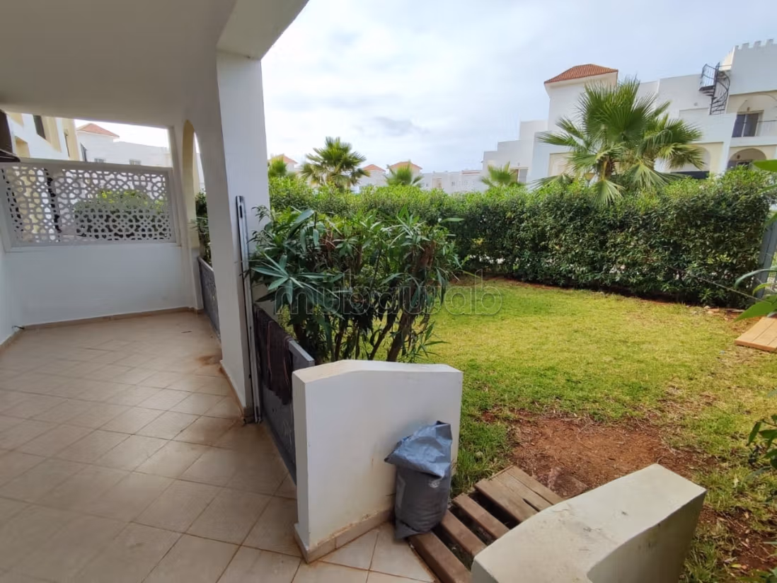 Een groot appartement te koop met tuin