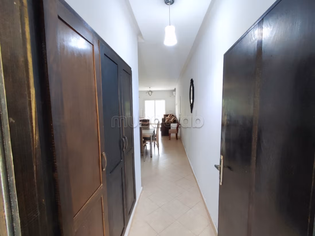 Een groot appartement te koop met tuin