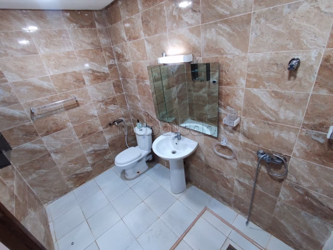 Een groot appartement te koop met tuin
