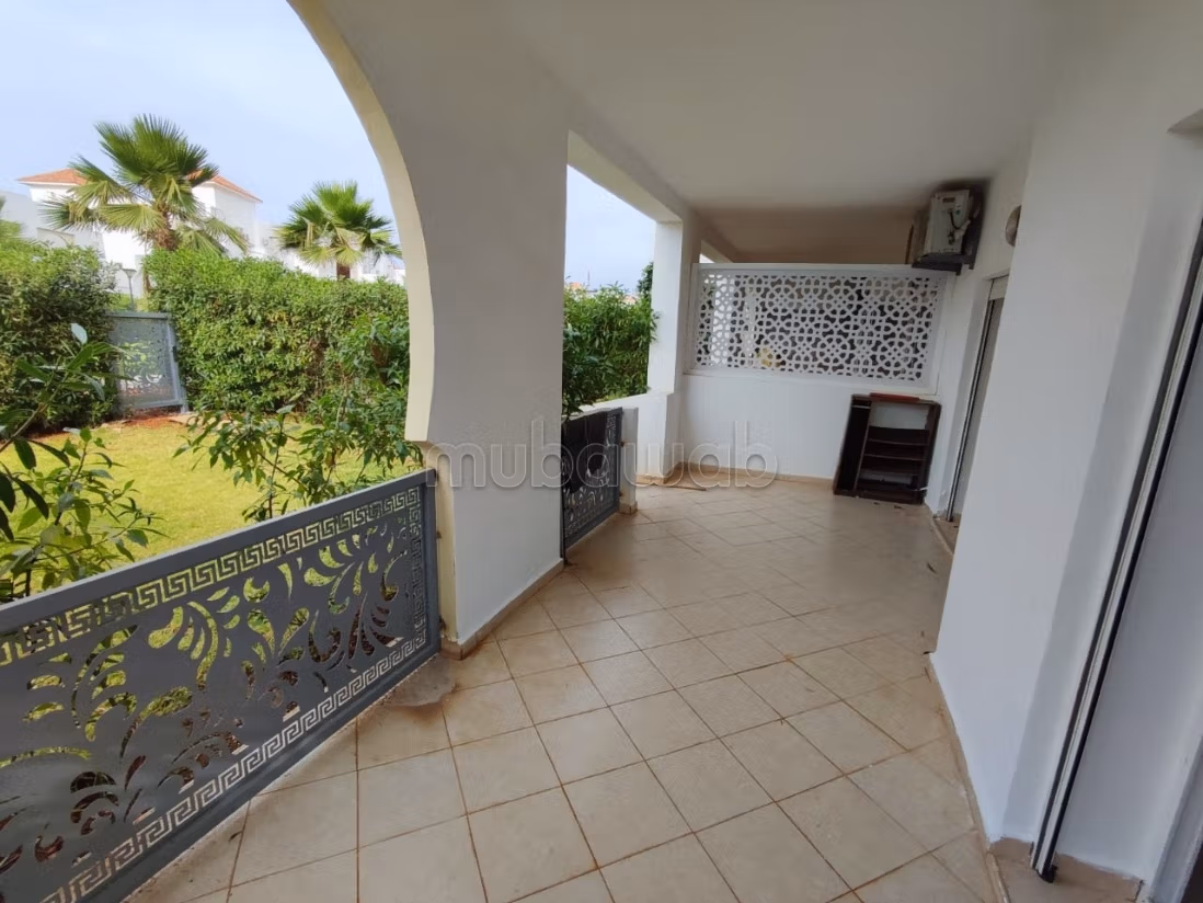 Een groot appartement te koop met tuin