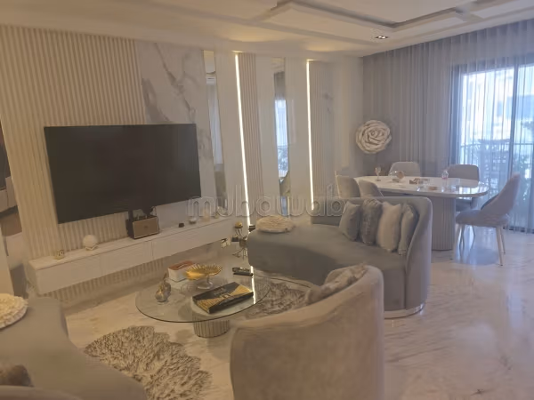 Bel appartement à vendre dans le quartier des Pins. Superficie de 136 m². La résidence dispose d'un service de conciergerie et d'un système de climatisation.