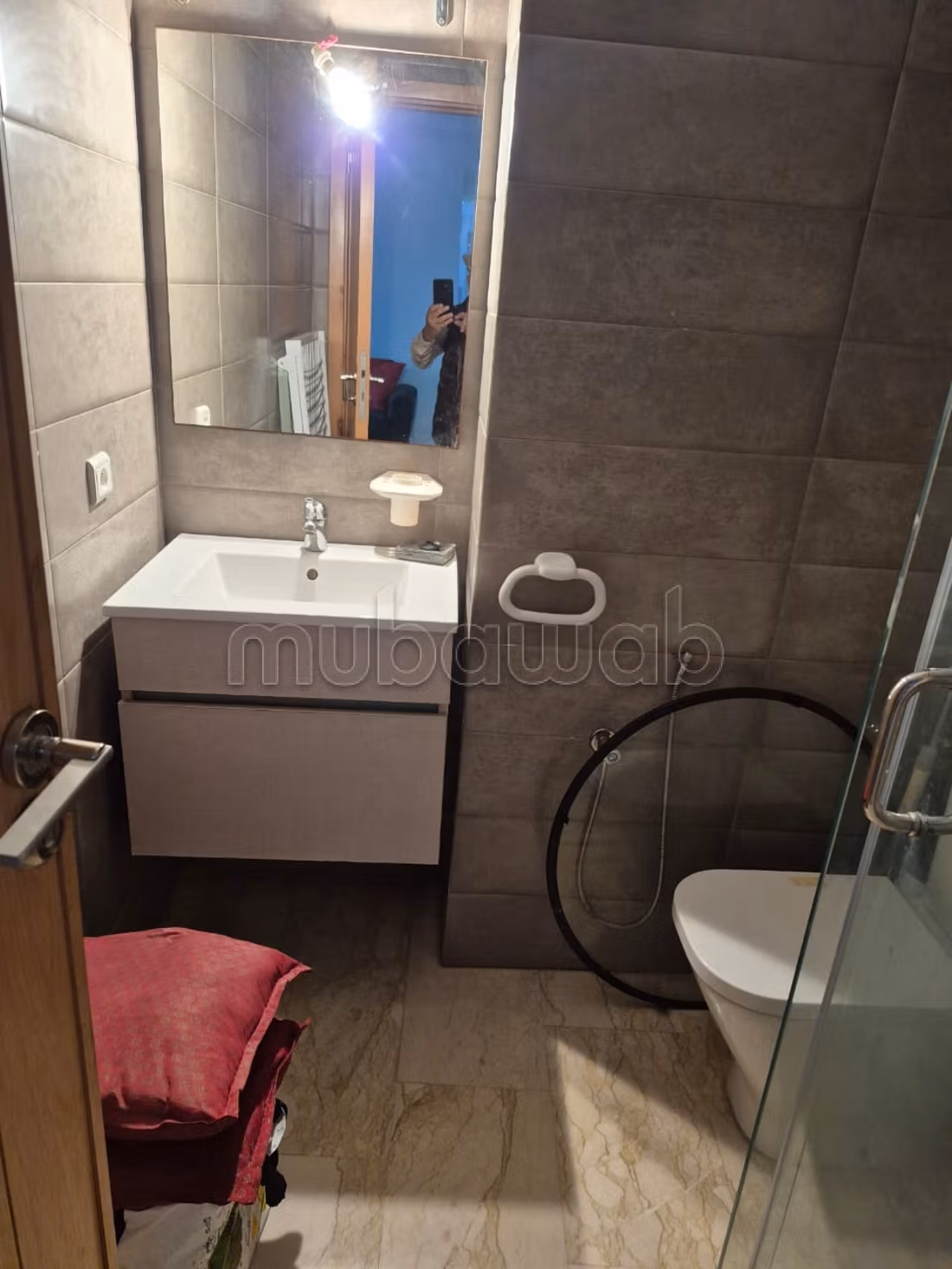 Spacious and bright studio with closed kitchen