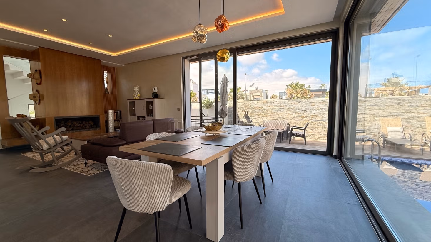 Villa di Prestigio in Vendita a Dar Bouazza – Vista Mare e 2 Piscine