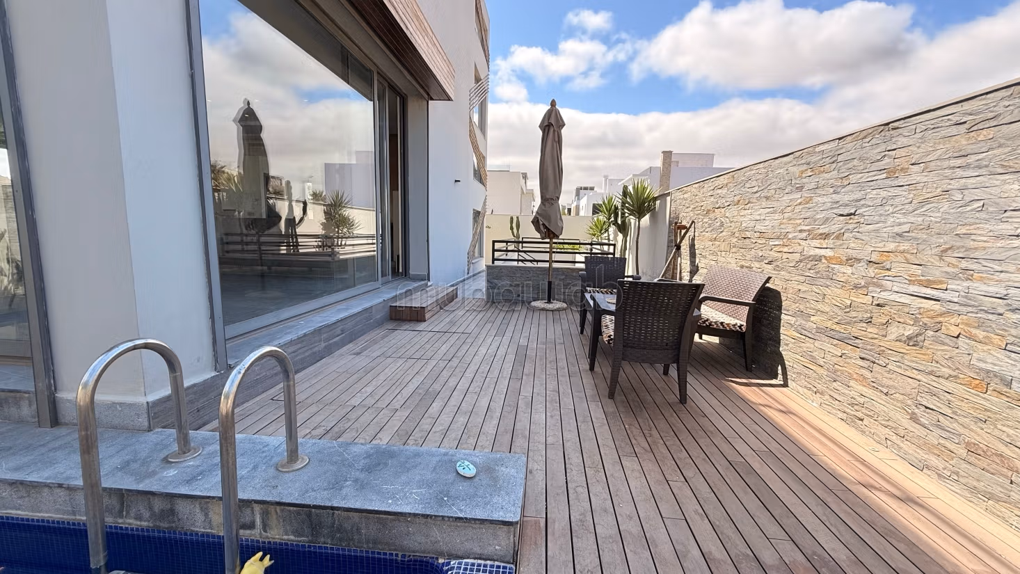 Villa di Prestigio in Vendita a Dar Bouazza – Vista Mare e 2 Piscine