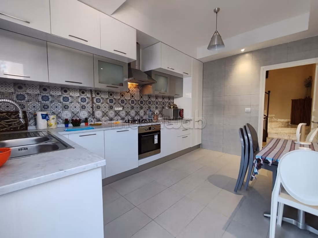 In Vendita un Triplex a Giardino di Aouina