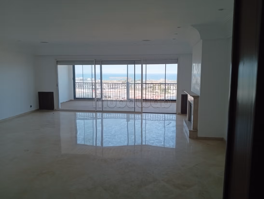 Location d'un appartement à Ain Diab. 3 pièces. Ascenseur et terrasse