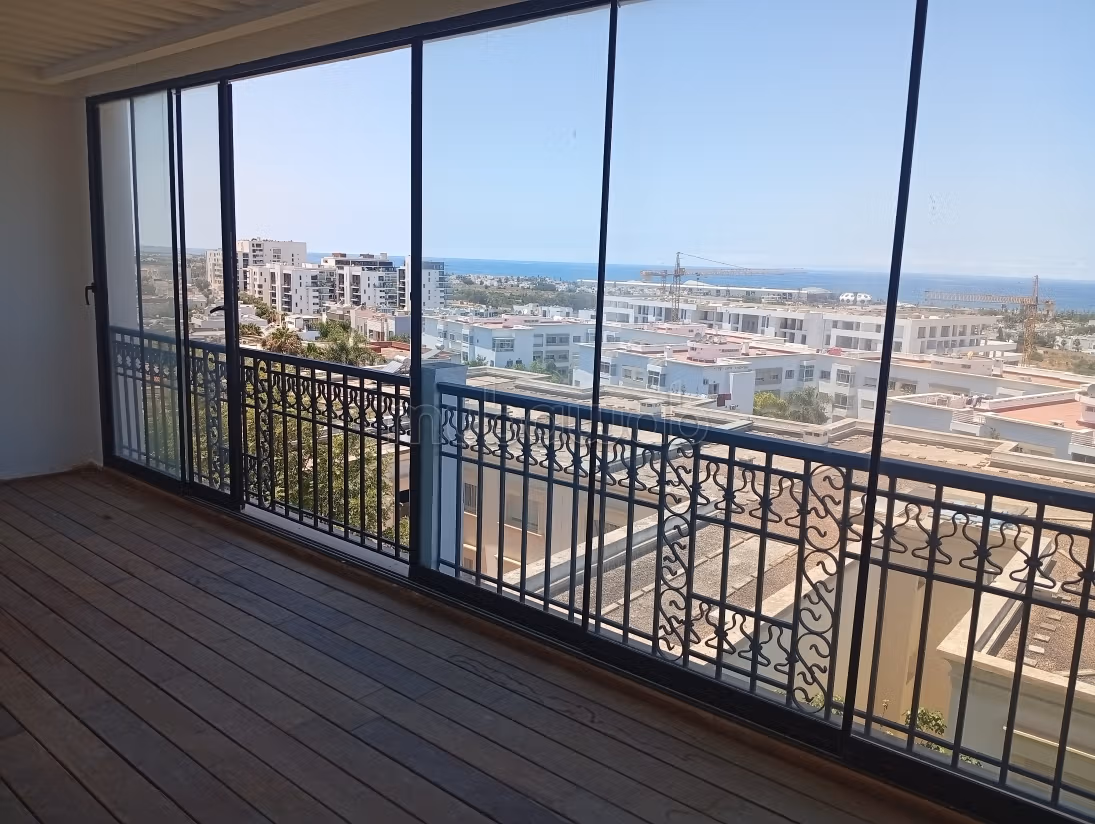 Location d'un appartement à Ain Diab. 3 pièces. Ascenseur et terrasse — 2