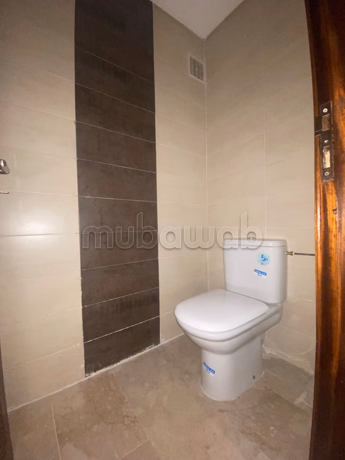 Rent this apartment in the Racecourse area. 3 pleasant bedrooms. Concierge service available, air conditioning system.