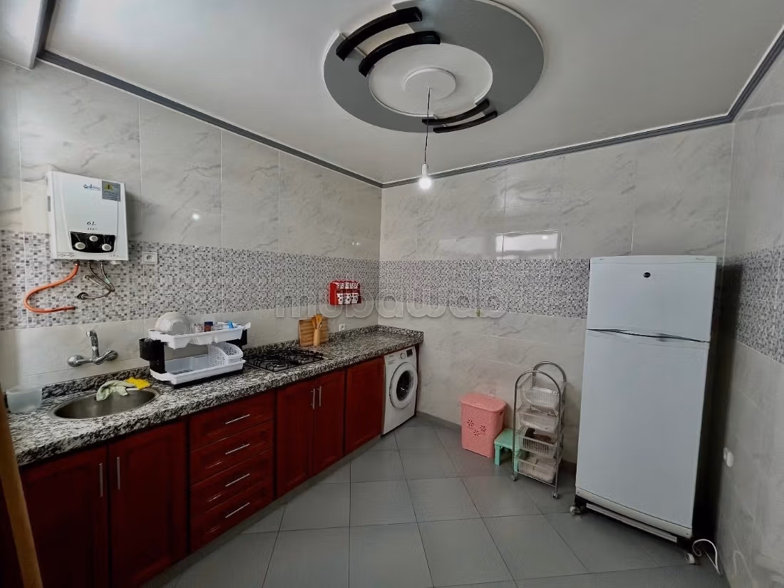 Bel appartement à louer. Grande surface de 80 m². Grenier