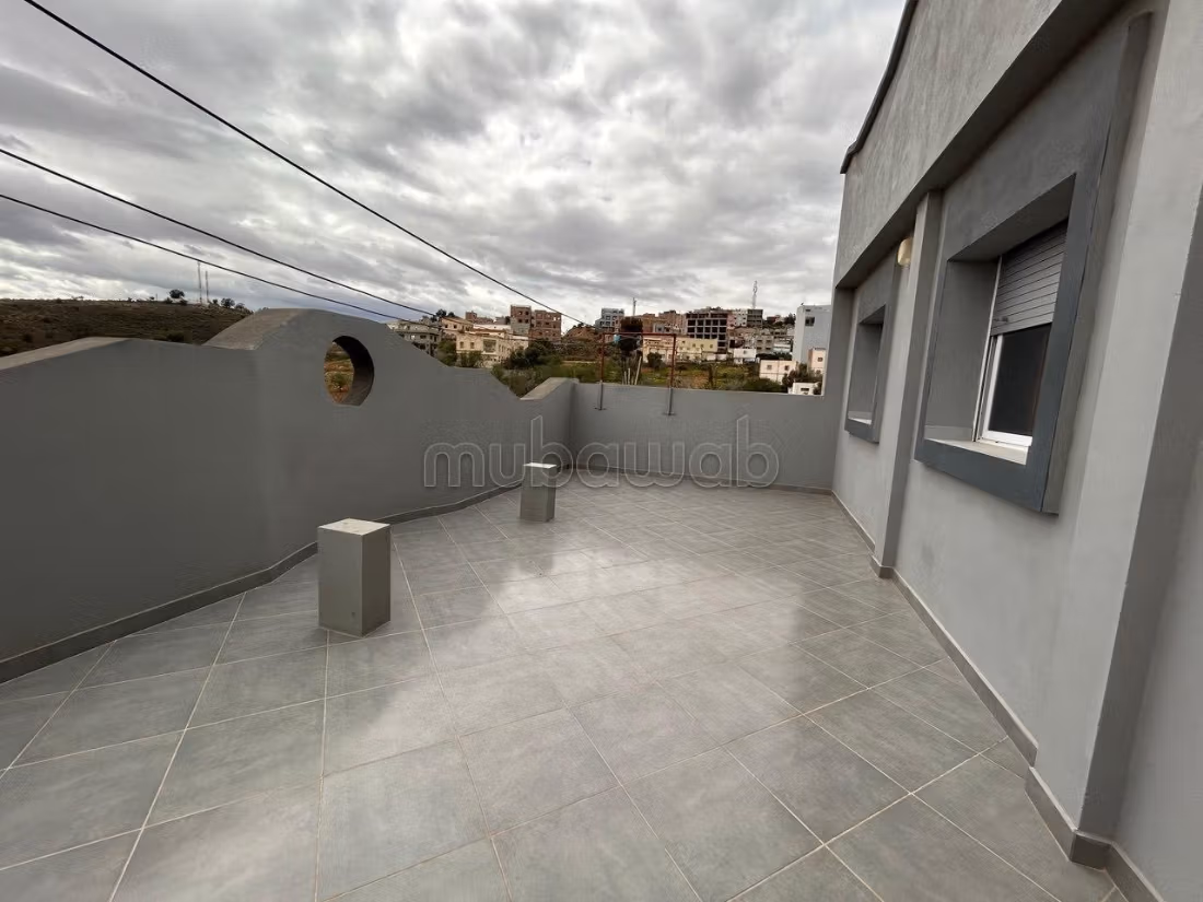 Bel appartement à louer. Grande surface de 80 m². Grenier