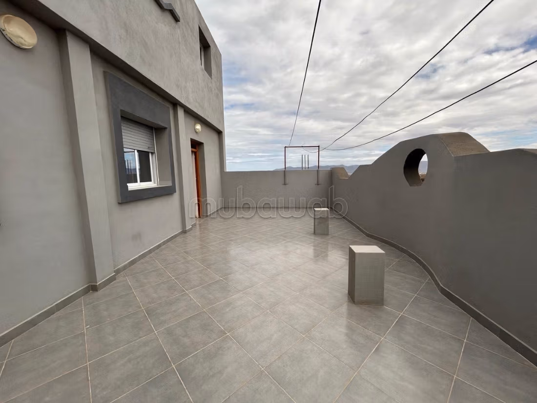 Bel appartement à louer. Grande surface de 80 m². Grenier
