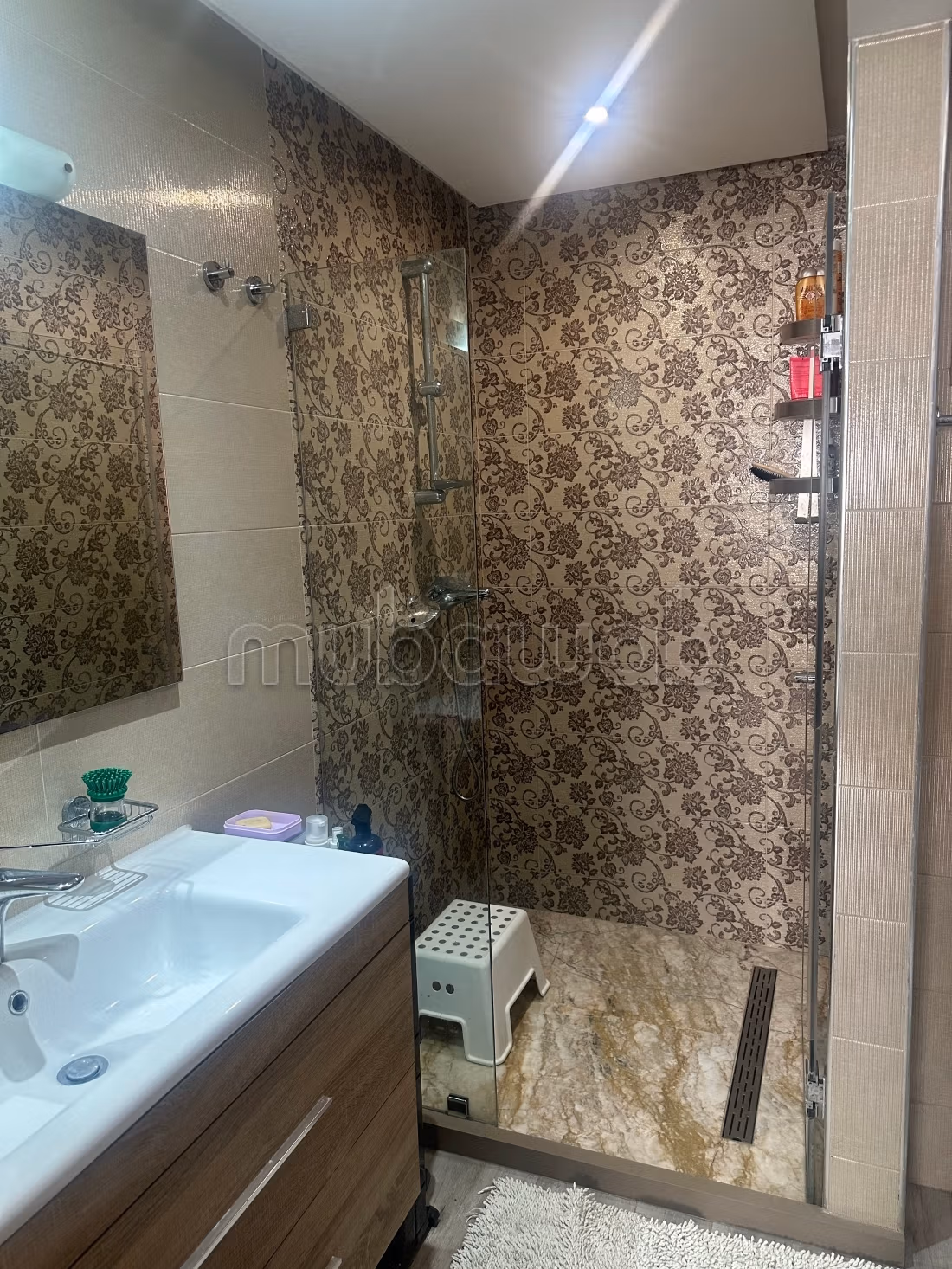 Vente d'un bel appartement à Agdal. Surface de 146 m². Porte blindée, salon marocain traditionnel