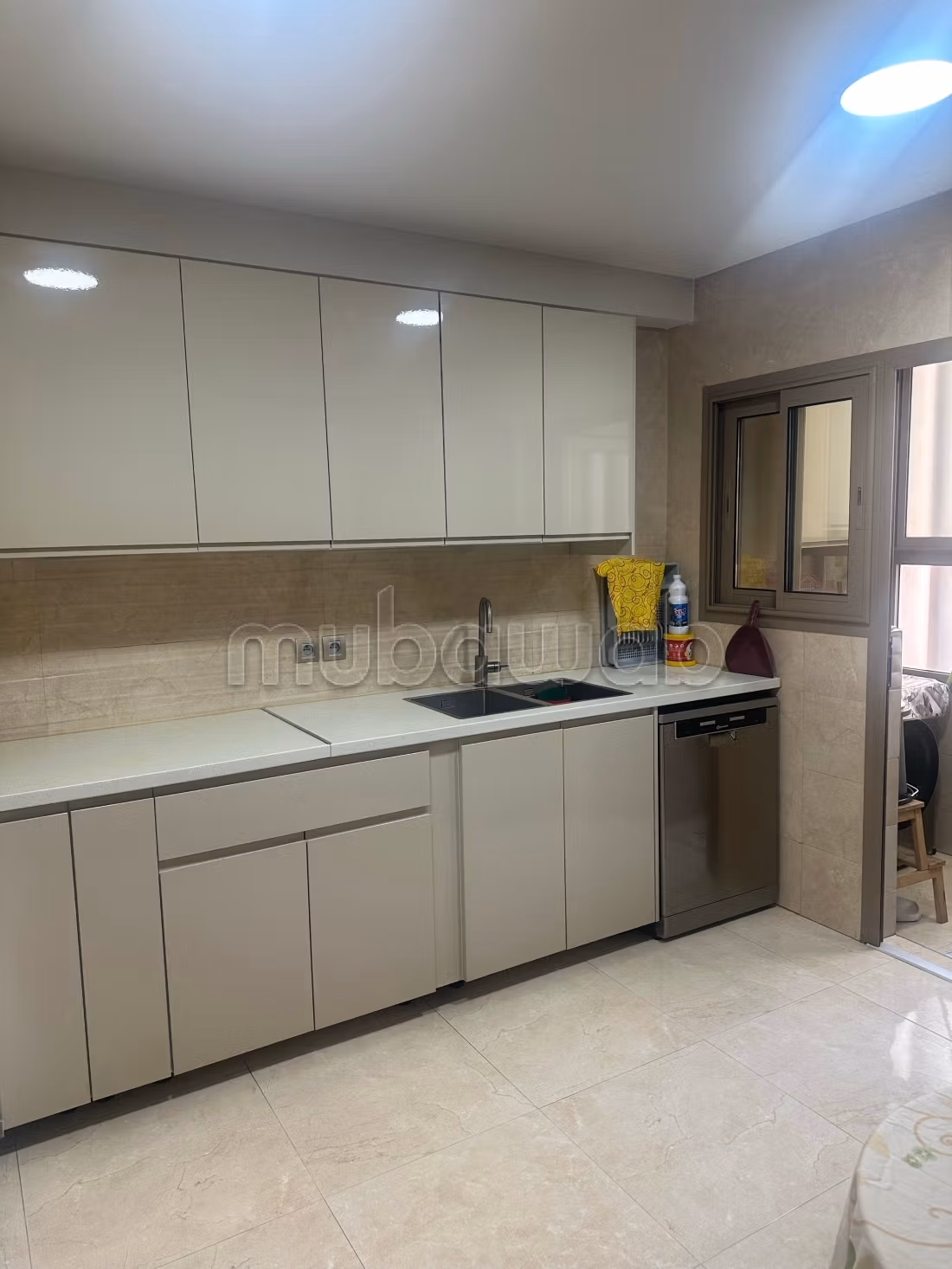 Vente d'un bel appartement à Agdal. Surface de 146 m². Porte blindée, salon marocain traditionnel