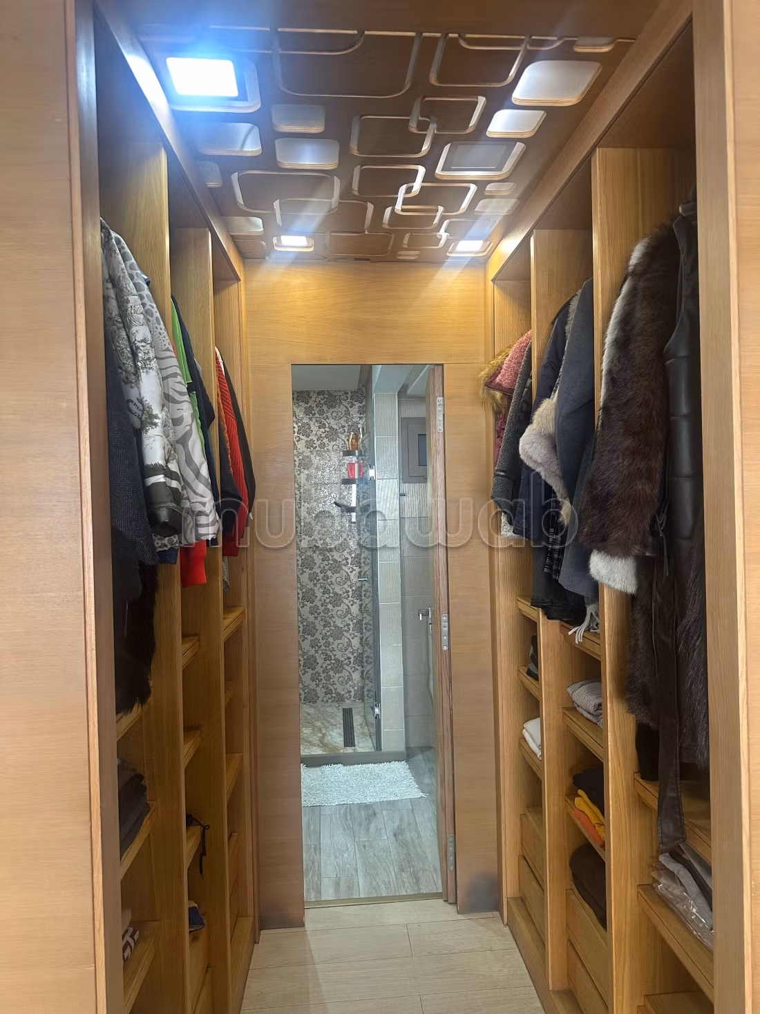Vente d'un bel appartement à Agdal. Surface de 146 m². Porte blindée, salon marocain traditionnel