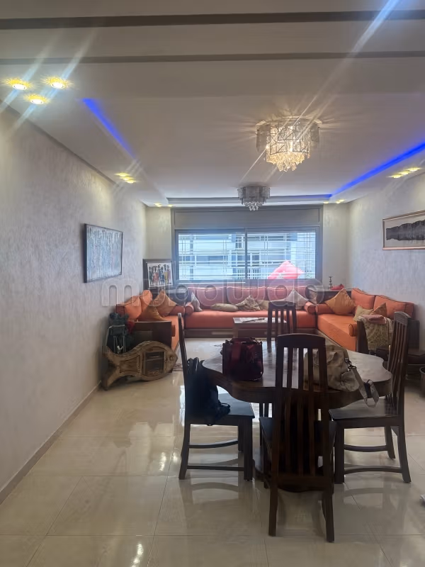 Verkoop van een mooi appartement in Agdal. Oppervlakte van 146 m². Veiligheidsdeur, traditionele Marokkaanse woonkamer.