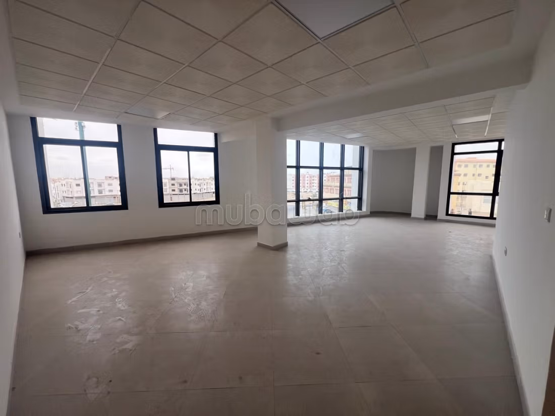 Piattaforma per ufficio in affitto di 61m² ben posizionata su una doppia corsia