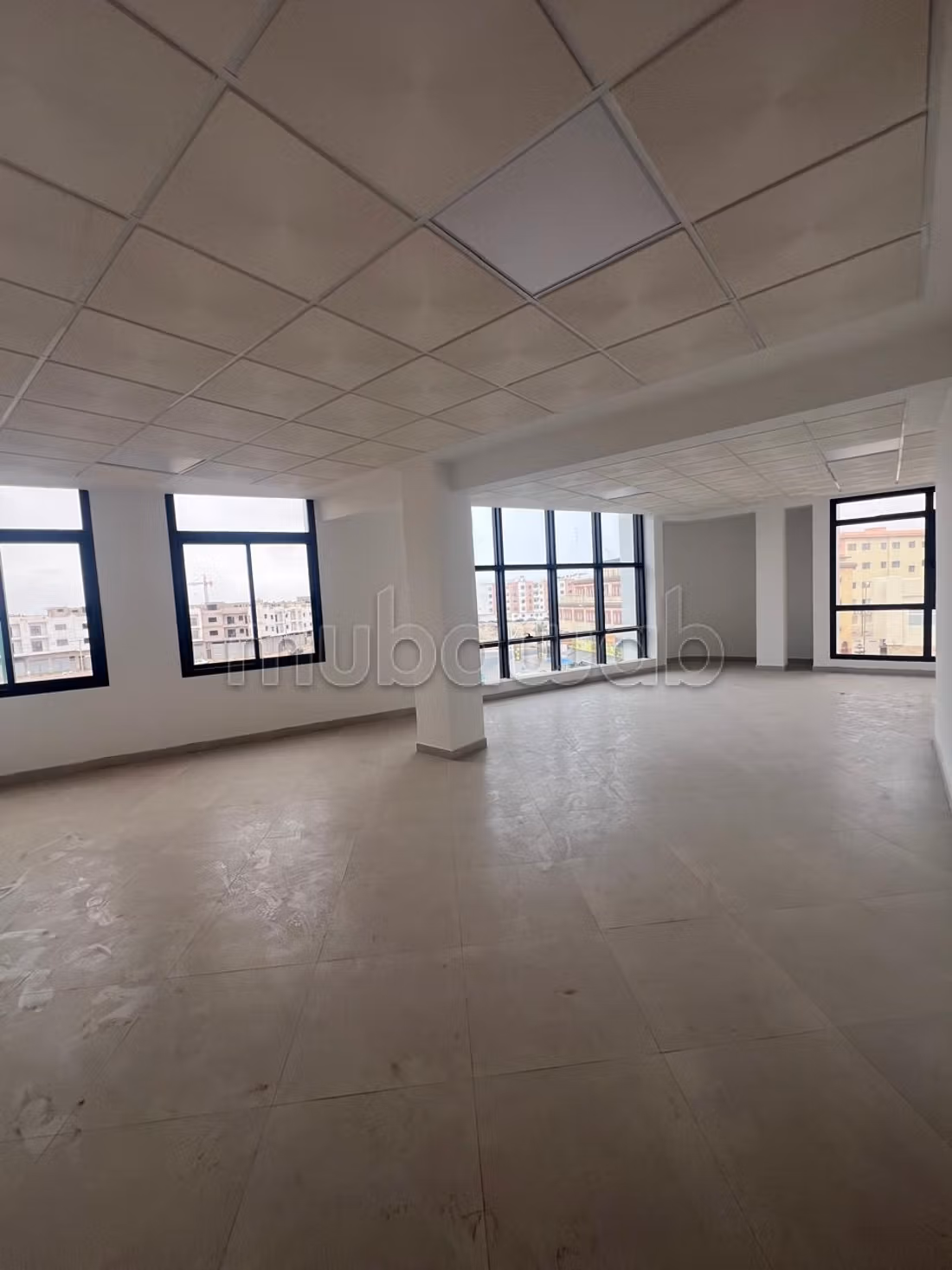 Piattaforma per ufficio in affitto di 61m² ben posizionata su una doppia corsia