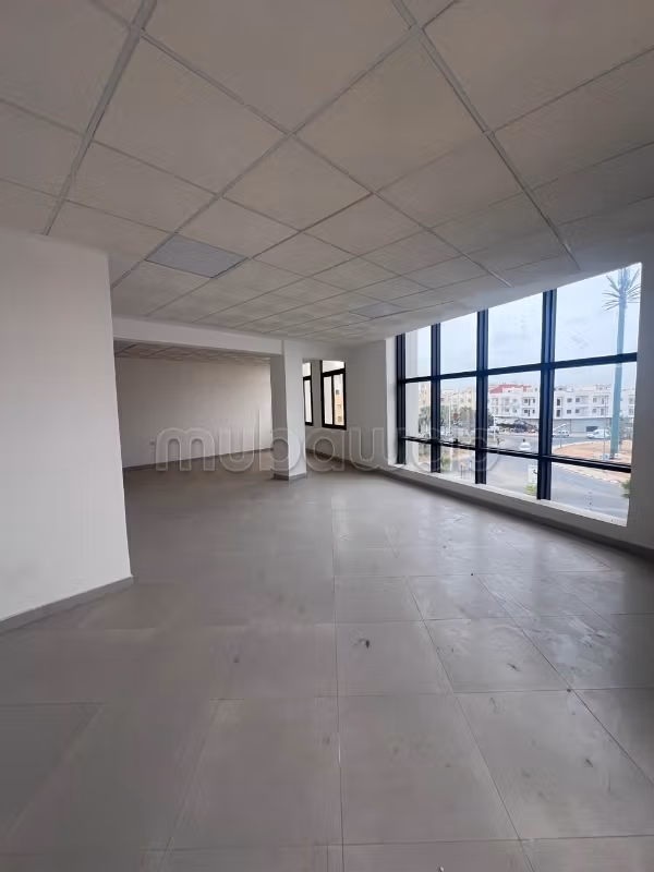 Piattaforma per ufficio in affitto di 61m² ben posizionata su una doppia corsia